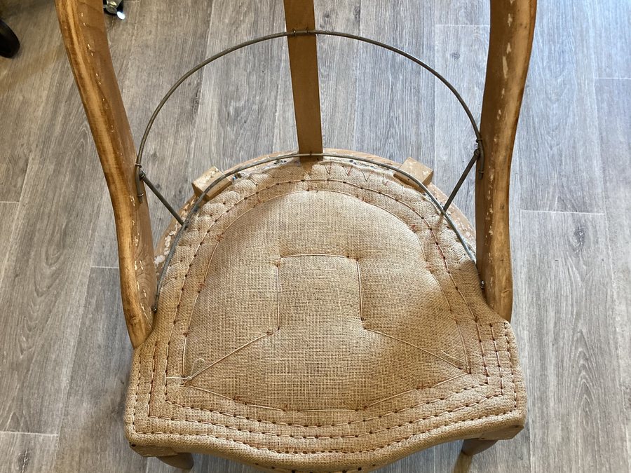 Garniture traditionnelle en crin, piquée et rabattue sur l'assise