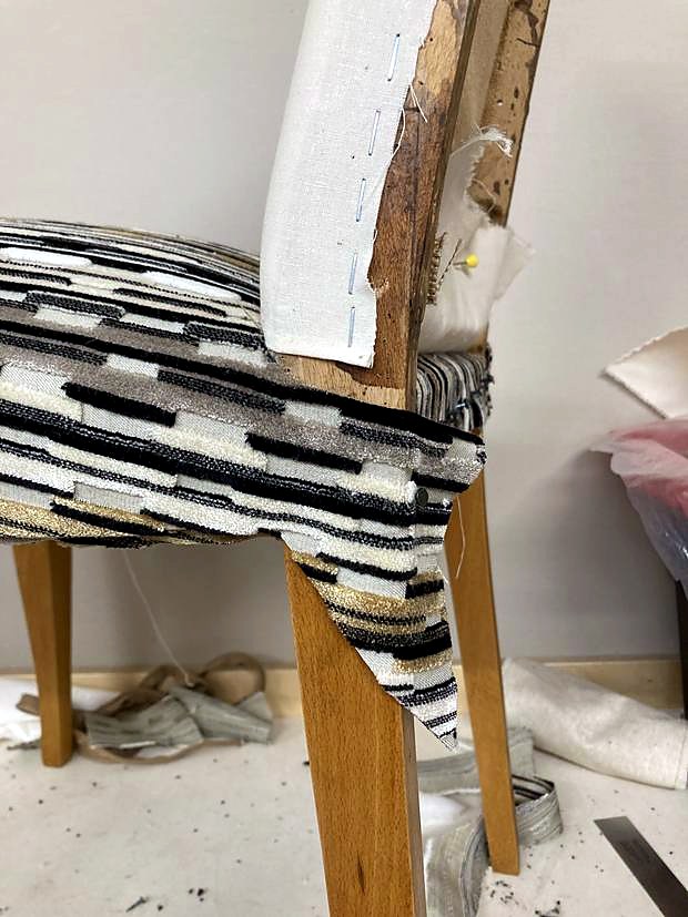 Pose du tissu rayé sur le dossier